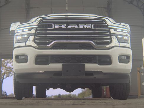 Used 2025 RAM 2500 Laramie AWD/4WD image 3