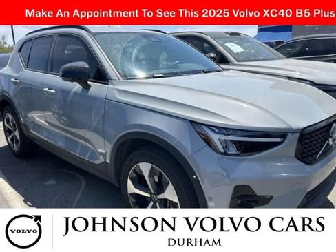 Used 2025 Volvo XC40 B5 Plus AWD/4WD image 2