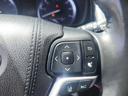 Used 2017 Toyota Highlander XLE w/ Carpet Mat Package AWD/4WD image 17