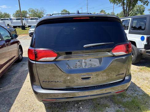 Used 2019 Chrysler Pacifica Limited w/ Advanced Safetytec Group FWD image 7