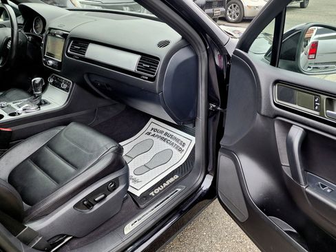 Used 2014 Volkswagen Touareg VR6 image 16