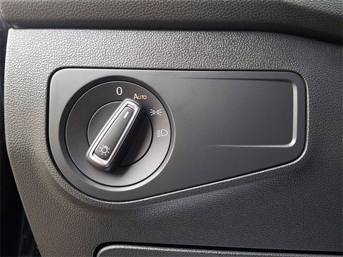 Used 2021 Volkswagen Tiguan SE w/ Panoramic Sunroof Package image 26