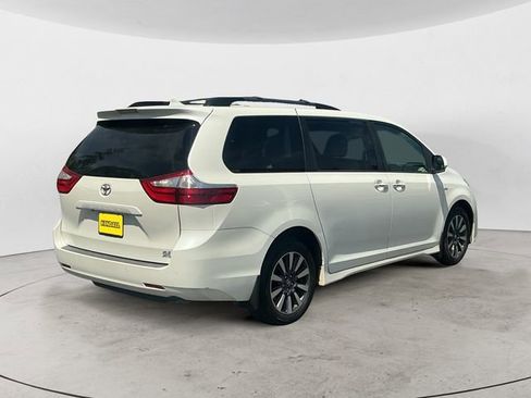 Used 2018 Toyota Sienna XLE AWD/4WD image 5