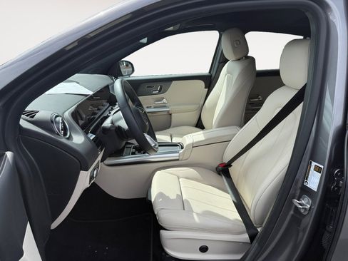Used 2025 Mercedes-Benz GLA 250 4MATIC image 10
