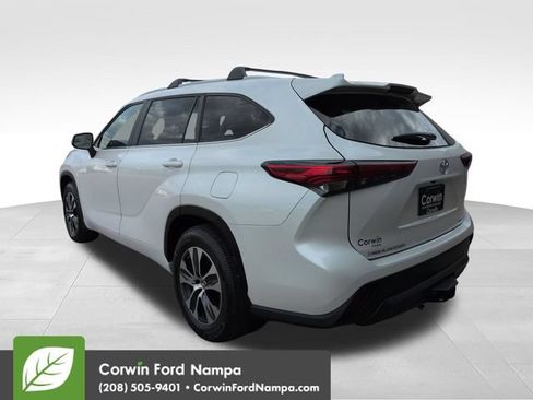 Used 2023 Toyota Highlander XLE AWD/4WD image 5