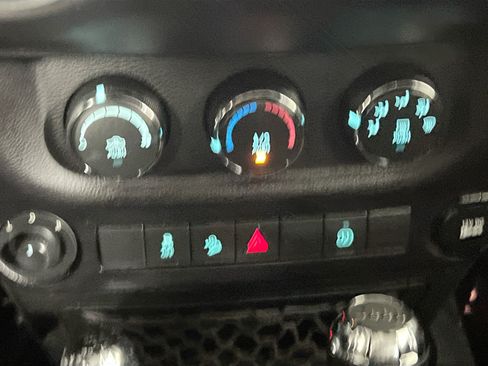 Used 2017 Jeep Wrangler Unlimited Sahara w/ Dual Top Group AWD/4WD image 24