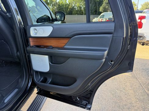 Used 2019 Lincoln Navigator Reserve AWD/4WD image 18