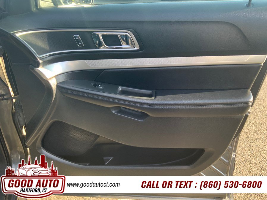 Used 2017 Ford Explorer XLT w/ Equipment Group 202A AWD/4WD image 16