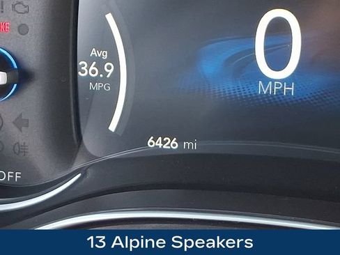 Used 2025 Chrysler Pacifica Premium FWD image 6