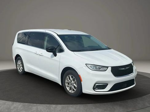 Used 2024 Chrysler Pacifica Touring-L FWD image 7