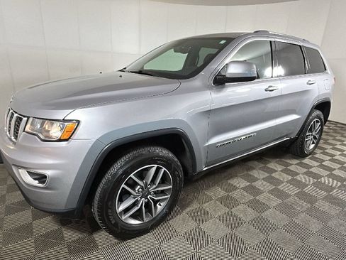 Used 2019 Jeep Grand Cherokee Laredo w/ 18" Wheel & 8.4" Radio Group AWD/4WD image 8