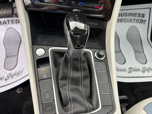 Certified 2025 Volkswagen Jetta SE w/ Sunroof Package FWD image 19