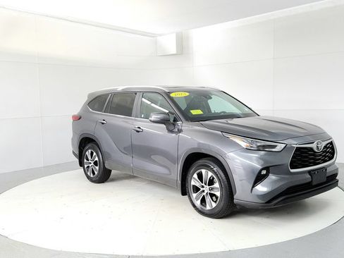 Used 2023 Toyota Highlander XLE AWD/4WD image 7