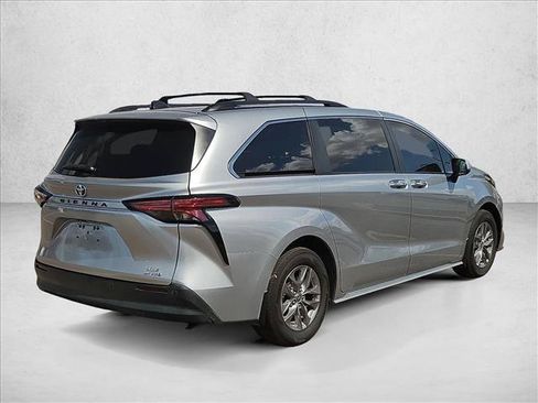 Used 2022 Toyota Sienna XLE FWD image 5