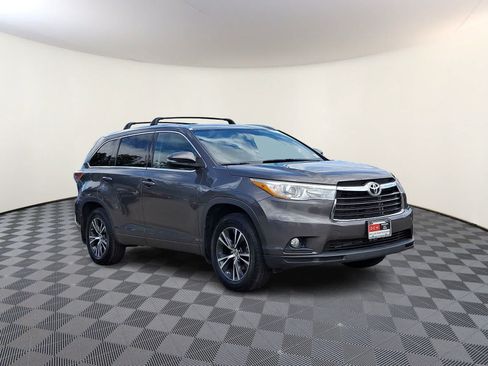 Used 2016 Toyota Highlander XLE AWD/4WD image 4