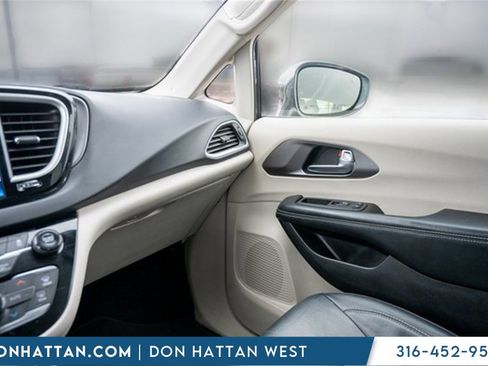 Used 2022 Chrysler Pacifica Touring-L image 14