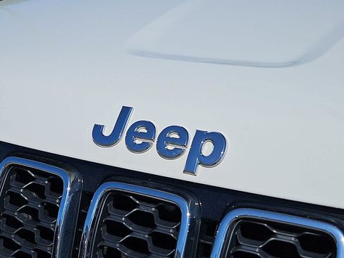 Used 2020 Jeep Grand Cherokee Laredo AWD/4WD image 37