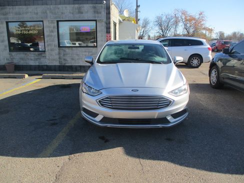 Used 2017 Ford Fusion SE w/ Fusion SE Technology Package image 2