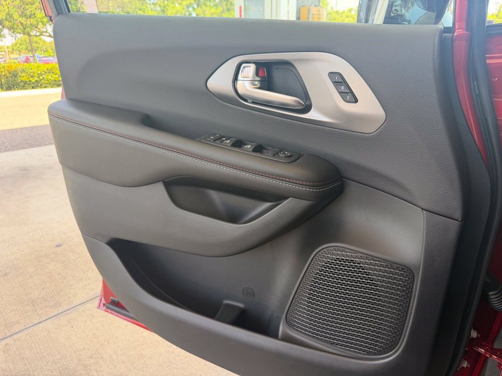 New 2027 Chrysler Pacifica Select FWD image 24