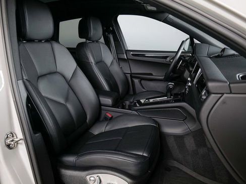 Used 2023 Porsche Macan image 3