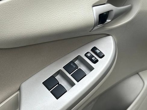Used 2013 Toyota Corolla LE FWD image 12