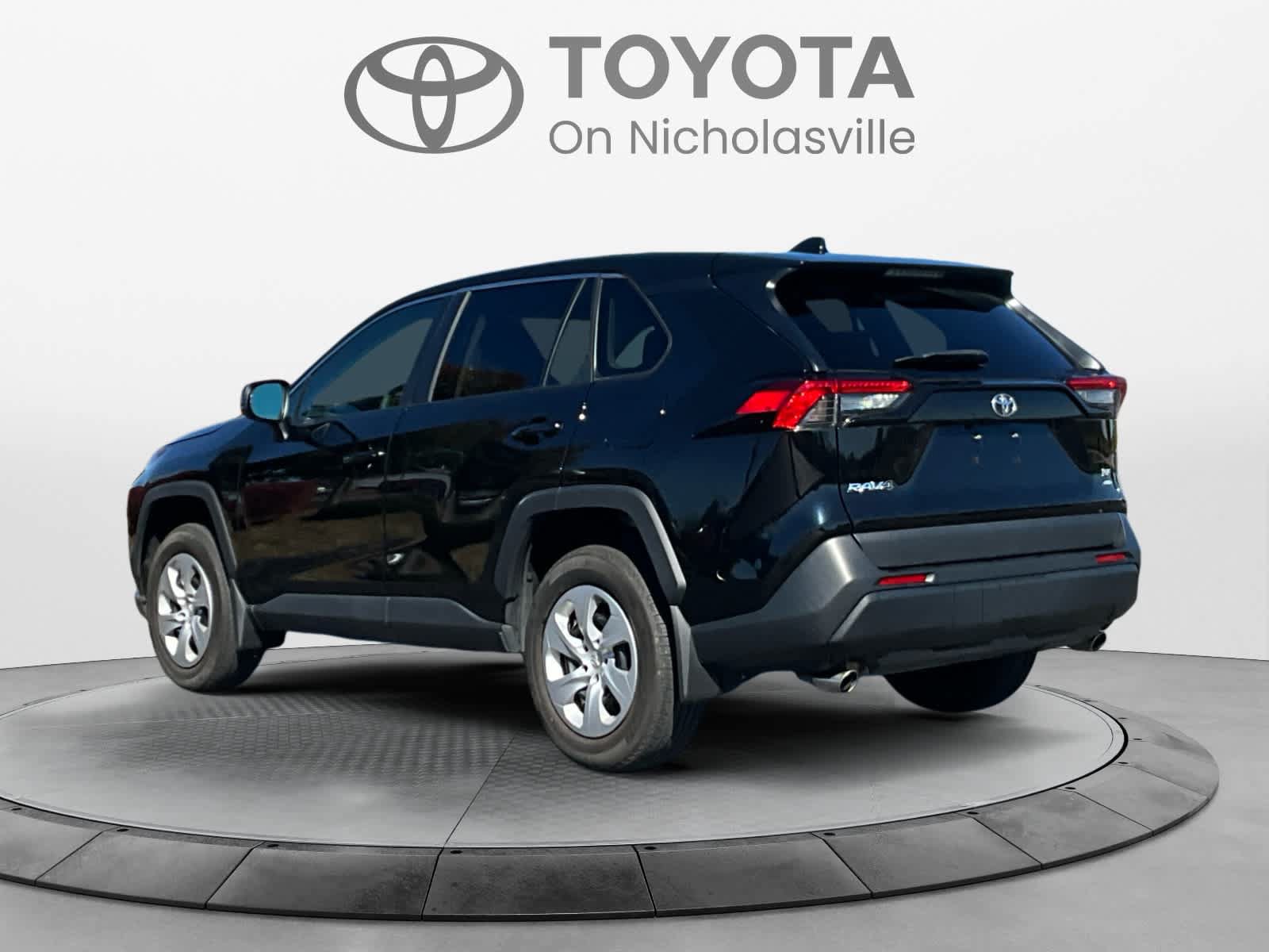 Used 2023 Toyota RAV4 LE AWD/4WD image 3