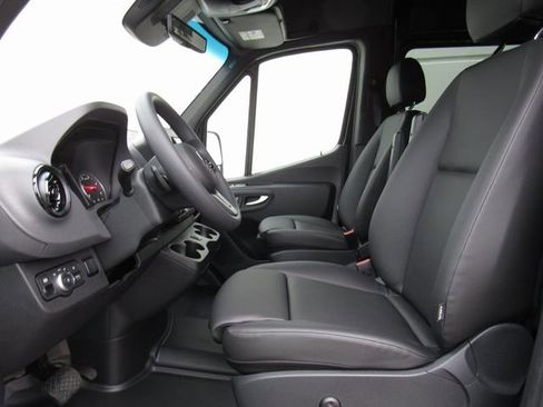 Used 2023 Mercedes-Benz Sprinter 2500 image 10