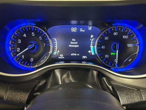 Used 2023 Chrysler Pacifica Touring-L FWD image 15