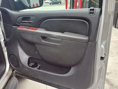 Used 2011 GMC Yukon XL SLE AWD/4WD image 18