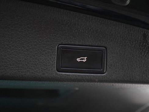 Used 2012 Volkswagen Touareg Executive image 17