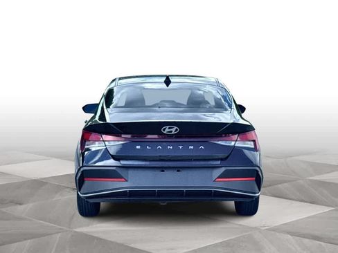 Used 2025 Hyundai Elantra SE FWD image 7