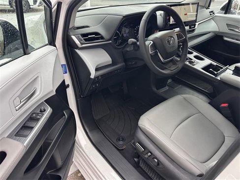 Certified 2025 Toyota Sienna XLE image 9