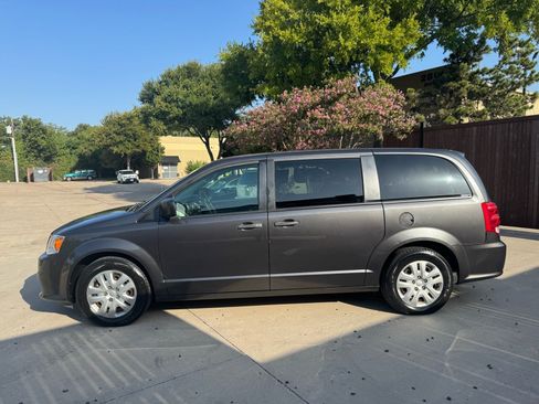 Used 2019 Dodge Grand Caravan SE w/ UConnect Hands-Free Group FWD image 4