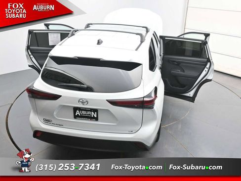 Used 2025 Toyota Highlander LE FWD image 33