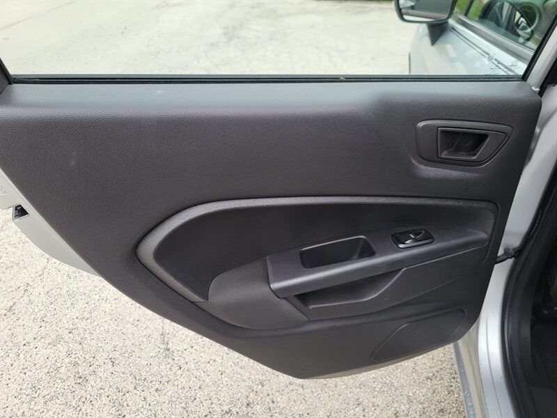 Used 2013 Ford Fiesta SE FWD image 17