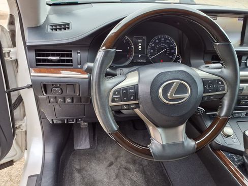 Used 2016 Lexus ES 350 w/ Luxury Package w/Wood Trim FWD image 19