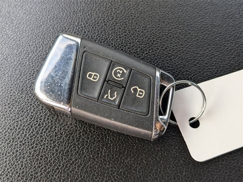 Used 2022 Volkswagen Atlas Cross Sport SE image 28