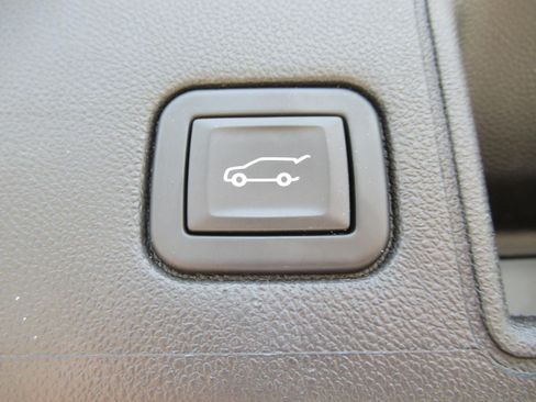Used 2024 GMC Terrain SLT w/ Tech Package FWD image 32