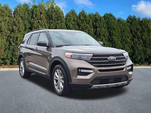 Used 2021 Ford Explorer XLT w/ Equipment Group 202A AWD/4WD image 3