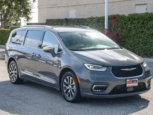 Used 2022 Chrysler Pacifica Pinnacle FWD image 3