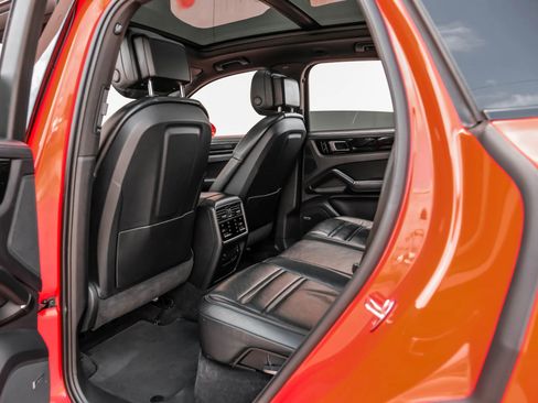 Used 2021 Porsche Cayenne image 40