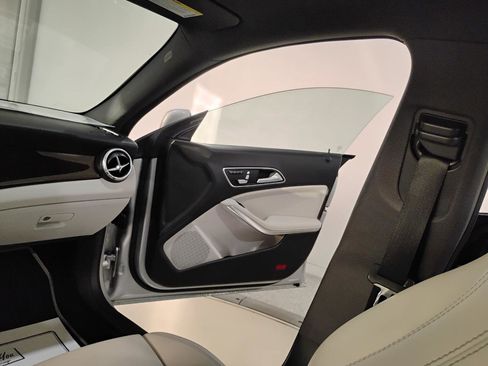 Used 2018 Mercedes-Benz CLA 250 image 30