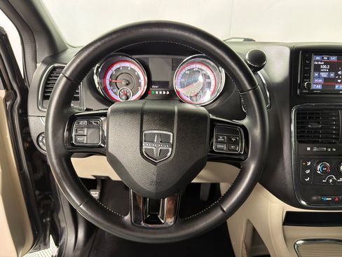 Used 2019 Dodge Grand Caravan SXT FWD image 10