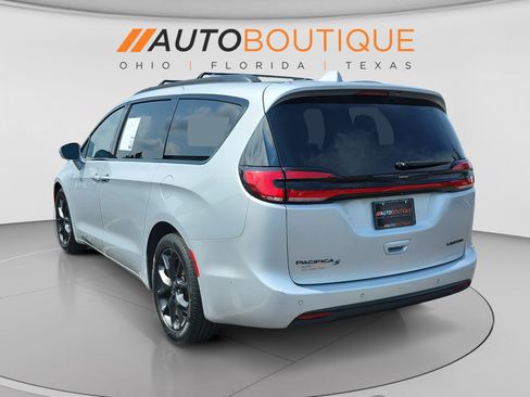 Used 2022 Chrysler Pacifica Limited w/ S Appearance Package FWD image 3