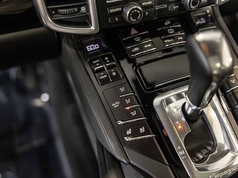 Used 2014 Porsche Cayenne Platinum Edition image 32