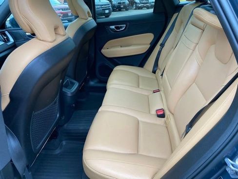 Used 2019 Volvo XC60 T5 Momentum w/ Multimedia Package image 17