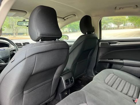 Used 2018 Ford Fusion SE FWD image 15