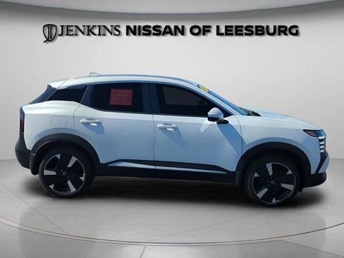 Certified 2025 Nissan Kicks SR FWD image 3