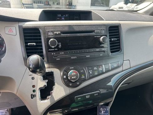 Used 2013 Toyota Sienna SE FWD image 18