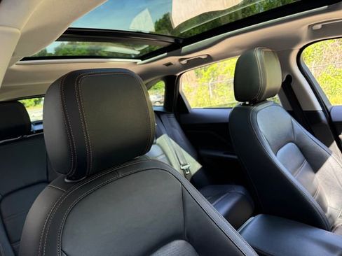 Used 2017 Jaguar F-PACE Prestige image 34